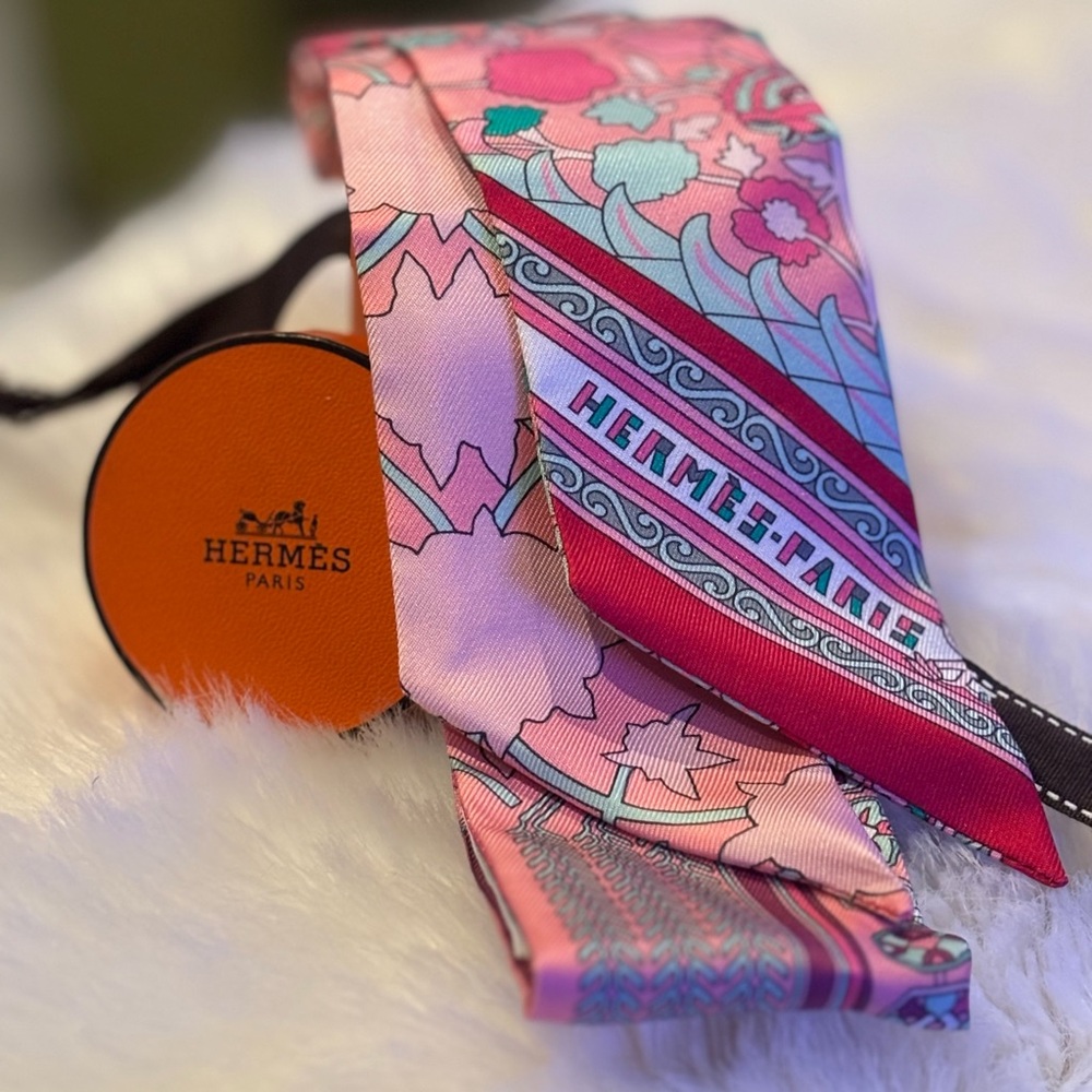 🌸Hermes Twilly Scarf in Pinky Blues Floral, 100% Silk, Comes with original box